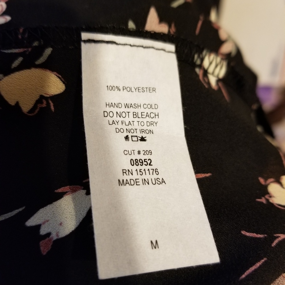 Last 1  Black floral print top w/tie closure - Picture 6 of 6